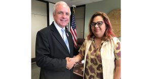 Kanwal Abidi meet Handshake with Mayor of Miami-Dade Country1