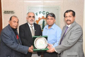 Engr. Daro Khan Achkzai, President FPCCI Present Crest to Mr. Naveed Bukhari