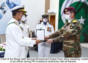 Naval-Chief-Confers-Military-Awards-1