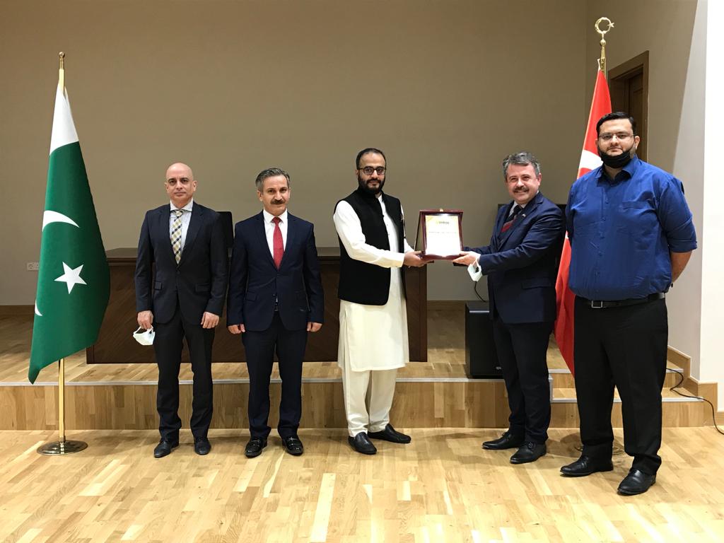 Kashif Imtiaz present crest to Tolga Ucak CG of Turkey