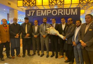 presenting-a-souvenir-to-Presidents-of-ICCI-and-RCCI-3