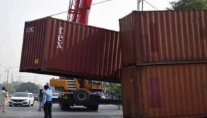 Containers have been re-placed at various places in the federal capital Islamabad on Sunday night. Roads were not closed, but the arrival of containers made it clear that the decision to secure the federal capital was made in the light of the Interior Minister's directive. Federal Minister Rana Sanaullah has said that now no one will be allowed to enter Islamabad for protest, whoever has to protest should take formal permission from the district administration. According to reports, in addition to the entrances to the red zone, containers have also been delivered on the Islamabad Expressway.