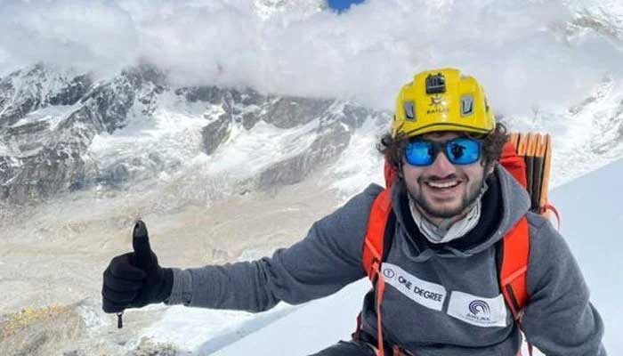 Young Pakistani mountaineer Shiroz Kashif climbed the world’s third highest peak