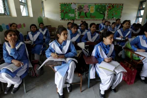 Global_Pakistan_SchoolGirls