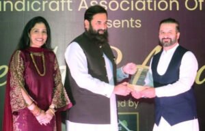 Governor-punjab-Balig-ur-Rehman-presented-Award-Fahad-Barlas