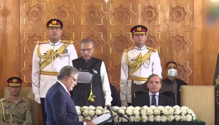 Ishaq Dar took oath as Federal Minister