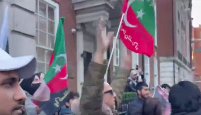 London Pti Demonstration Outside Nawaz Sharifs Residence Daily The Azb 3120