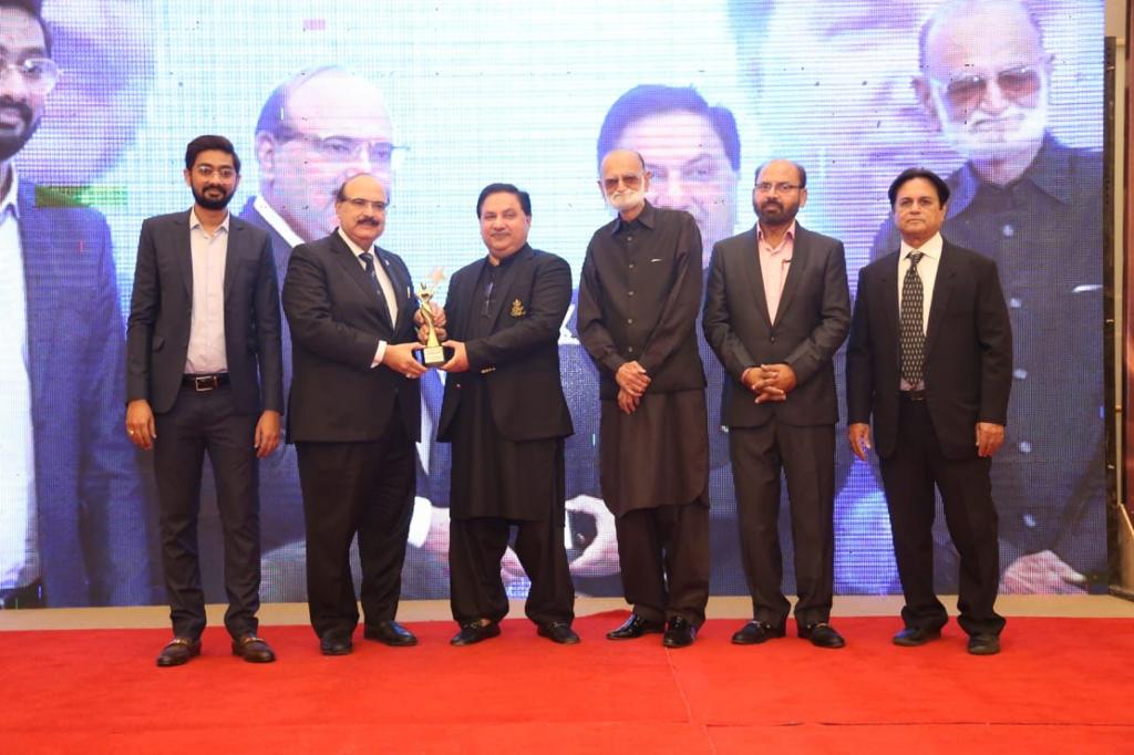 Minister Industry & Commerce Govt. of Sindh presenting CSR leadership award to CAP Chairman.