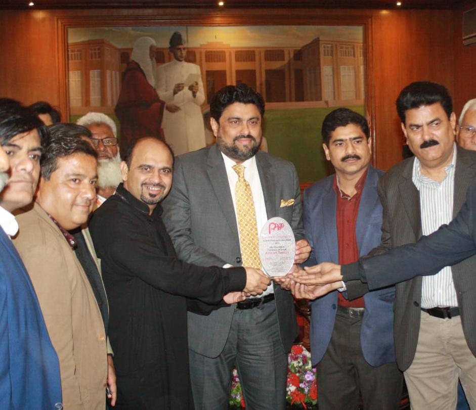 PAPP President Syed Abbas Mehdi, Presents shield to Governor Sindh Kamran Khan Tesori.