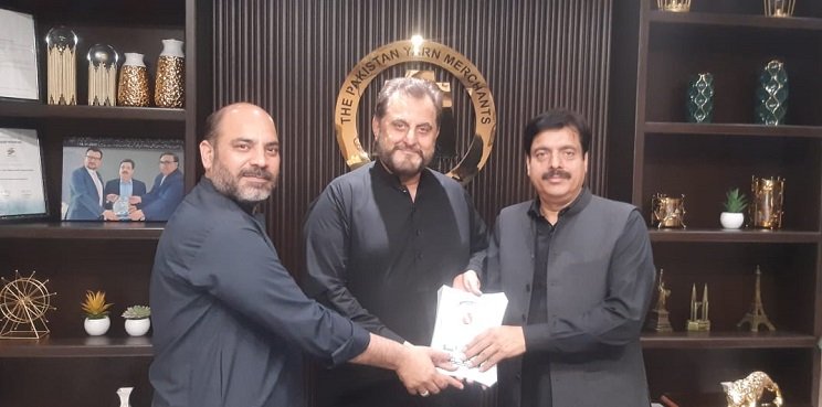 Chairman Pakistan Yarn Merchants Association  presenting Souvenir to Senior vice chairman PYMA.