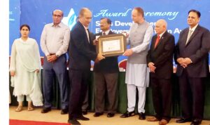 Urdu Picture - Descon Engineering Limited (DEL) Receives Diamond Category Award JEPG