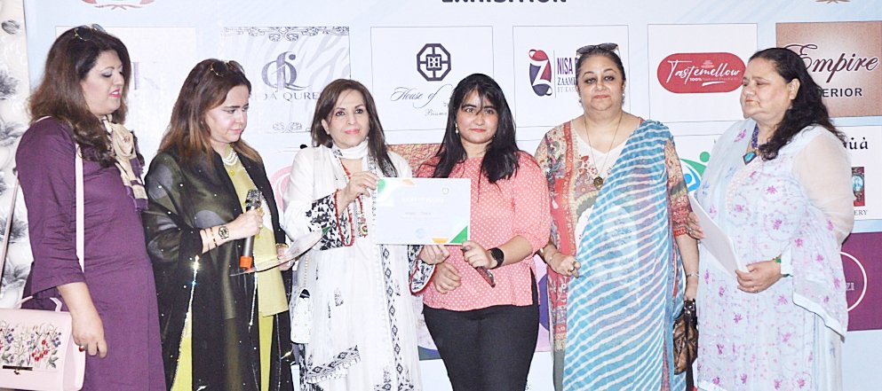 Under the auspices of Women Chamber of Commerce District South,a seminar titled “Women Entrepreneurs”was organized in a club.