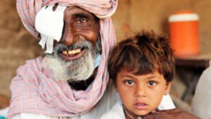 2108_sardar-with-grandson-smiling-post-cataract-surgery-pakistan-580x326