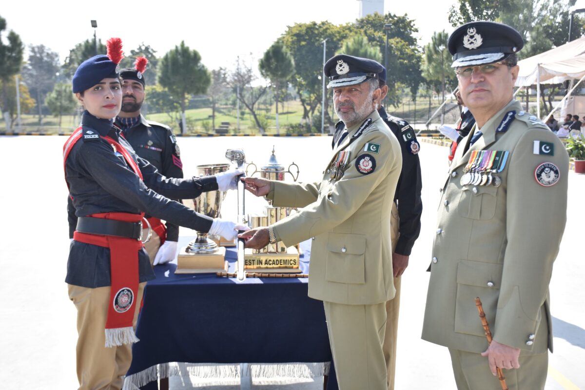 Dr. Faiza Sodhar Deputy Superintendent of Police received the most prestigious “Sword of Honour” from IG Sindh Riffat Mukhtar Raja.