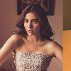 Mahira-Khan-sets-temperature-soaring-in-Indian-designers-collection