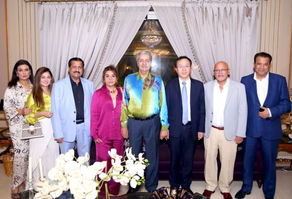 Mr. & Mrs. Naveed Qamar at a dinner hosted by Noreen & Dr. Mirza Ikhtiar Baig, also present Consul General of China Yang Yundong, Ishtiaq Baig and Mr. & Mrs. Ghufran Memon.