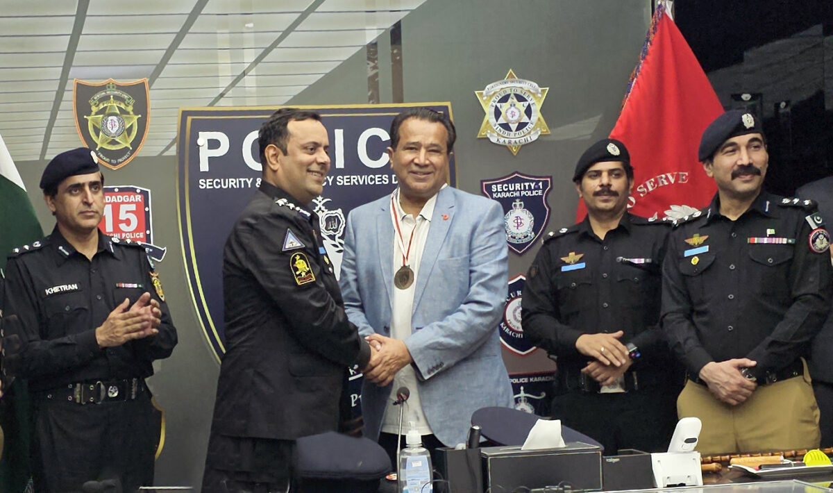 Ishtiaq Baig receiving Bronze Medal from DIG SSU Dr. Maqsood Ahmed at Independence Day.