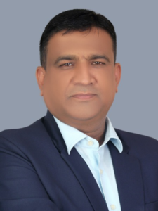 Nadeem Israr Usmani receives the Friends of Sri Lanka award in Lahore for his role in cultural diplomacy.