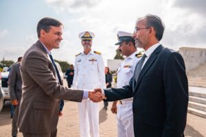 U.S. Consul General Pays Tribute at Mazar-e-Quaid a