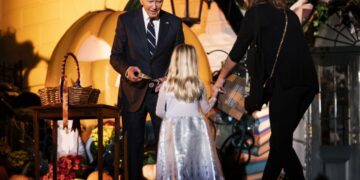 President Biden and First Lady Welcome Trick-or-Treaters to the White House for “Hallo-READ.