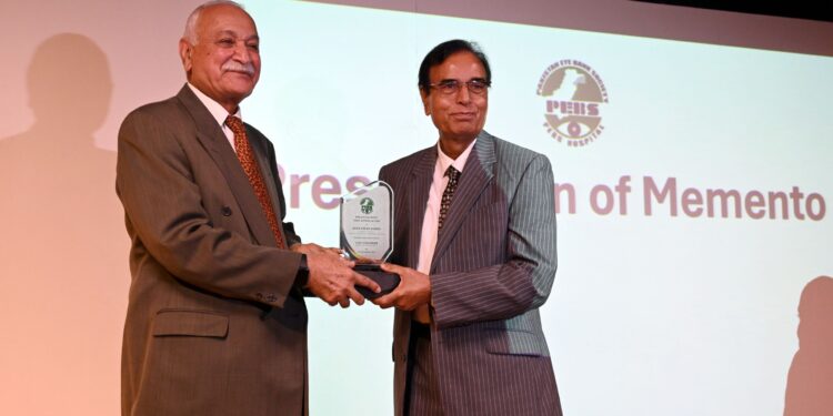 President of the Pakistan Eye Bank Society Qazi Sajid Ali, Presenting Memento during celebrate.