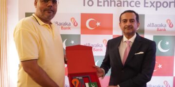 Muhammad Atif Hanif the CEO of Al Baraka Bank presenting momento to Muddasir Alam