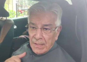 Khawaja Asif heckled, threatened with ‘knife attack’ in London