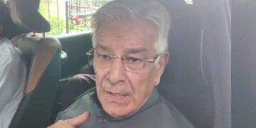 Khawaja Asif heckled, threatened with ‘knife attack’ in London