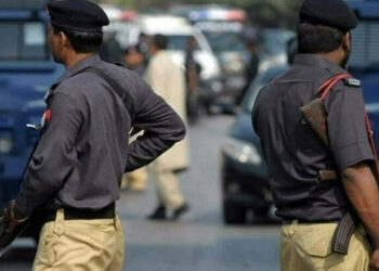 Robber fatally shot after surrendering in Karachi police encounter