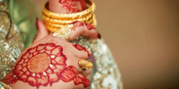 The bride who robbed the rich was arrested.