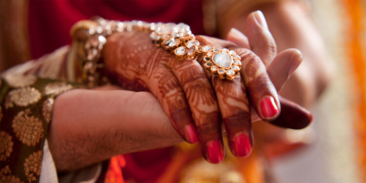 During the wedding ceremony, the bridegroom faints due to cold, the bride refuses to marry: