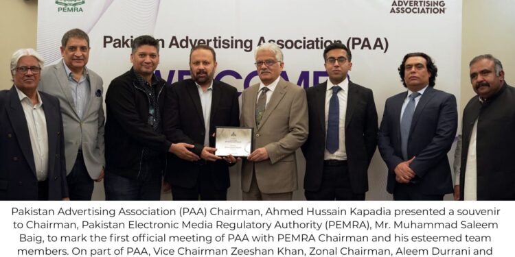 Pakistan Advertising Association (PAA) Chairman, Ahmed Hussain Kapadia presented a souvenir to Chairman, Pakistan Electronic Media Regulatory Authority (PEMRA),