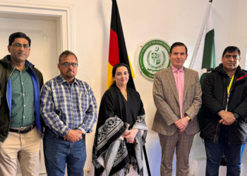 A group photo taken at a luncheon hosted by Pakistan's Consul General in Frankfurt, Shifaat Ahmed Kaleem,