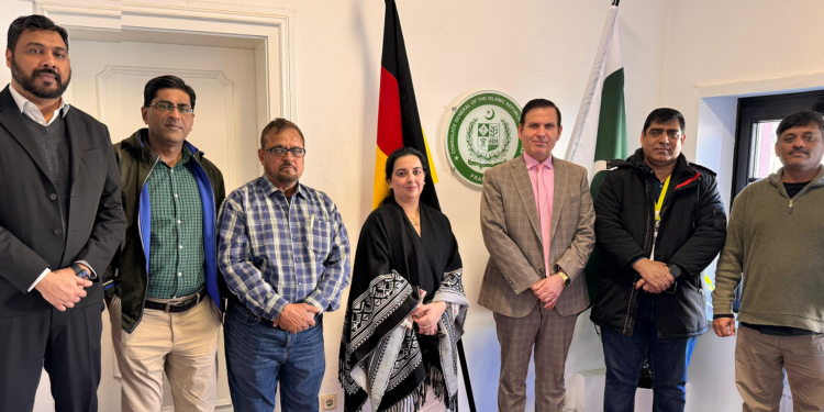A group photo taken at a luncheon hosted by Pakistan's Consul General in Frankfurt, Shifaat Ahmed Kaleem,