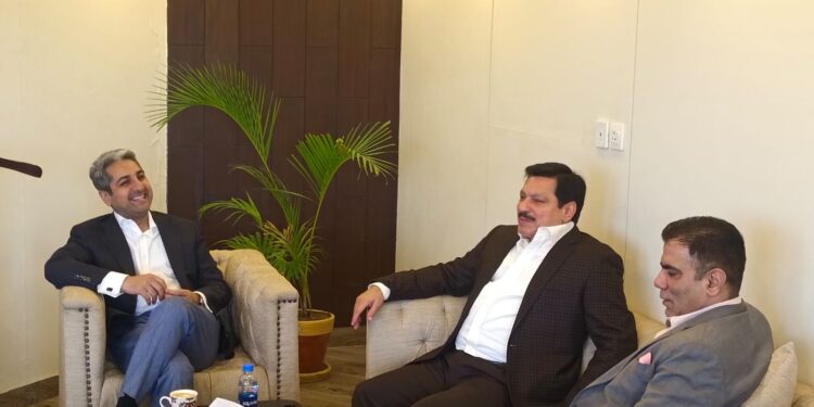 Syed Qasim Naveed Qamar meets prominent industrialist and head of Diwan Group of Industries Diwan Muhammad Yusuf Farooqi.