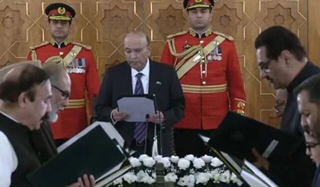 President Zardari administers oath to new cabinet ministers