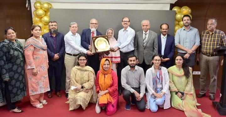Prof. Altaf Hashmi of SIUT  received lifetime achievement award 