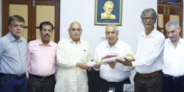 Sabir Ali, hosted a dinner at the Karachi Press Club in honor of Arshad Siddiqui, who arrived from the UK.