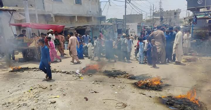 Ibrahim Hyderi: Residents of Umar Colony Protest Against K-Electric, Roads Blocked and Tires Set on Fire