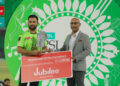 Javed Ahmed, MD & CEO of Jubilee Life Insurance, presents the Wicket-keeper of the Tournament award to Muhammad Haris of Peshawar Zalmi.