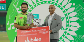 Javed Ahmed, MD & CEO of Jubilee Life Insurance, presents the Wicket-keeper of the Tournament award to Muhammad Haris of Peshawar Zalmi.