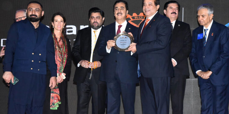 Ishtiaq Baig receiving DISCON-25 shield from Yousuf Raza Gilani
