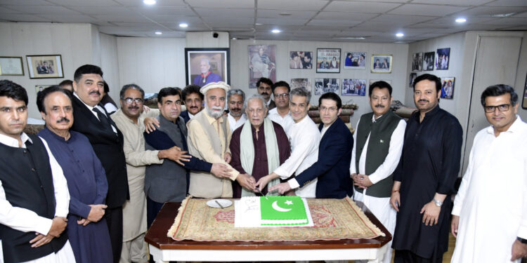 Business leaders pay glowing tribute to COAS and armed forces.