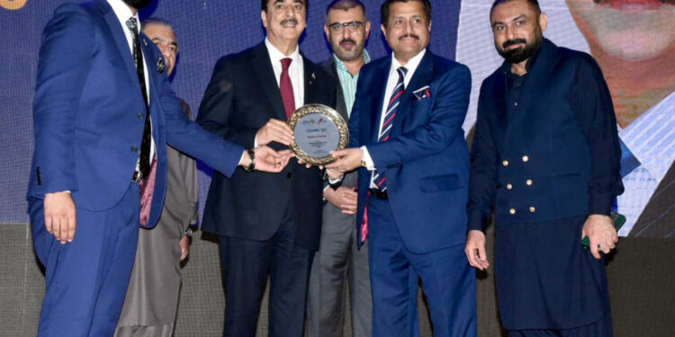 Dr. Mirza Ikhtiar Baig receiving Discon’25 from Yousuf Raza Gilani