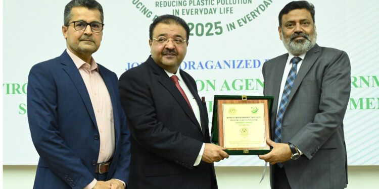 Sindh government to ban plastic bags from June15, moot told