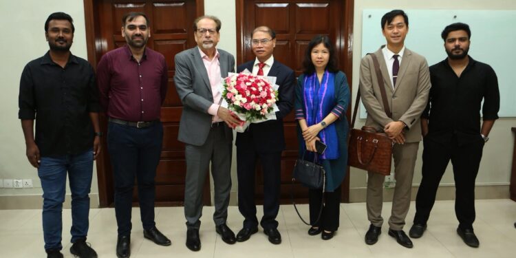 Vietnamese Ambassador to Pakistan H.E. Nguyen Tien Phong made an official visit to the Arts Council of Pakistan, Karachi to meet President ACP Mohammad Ahmed Shah