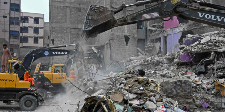 Rescue 1122 Worker Returns Rs20 Million in Cheques Found on Lyari Collapse Victim