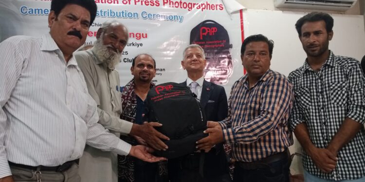 At the annual ceremony of PAPP held at the Karachi Press Club, the Consul General of Türkiye, Cemal Sanju,