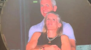 Viral-Couple-at-Coldplay
