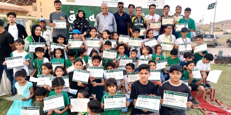 Group photo of special guest Altaf Hussain with athletes at the closing ceremony of the Naya Nazimabad Marka e Haq Jashn e Azadi Sports Festival cycling event.